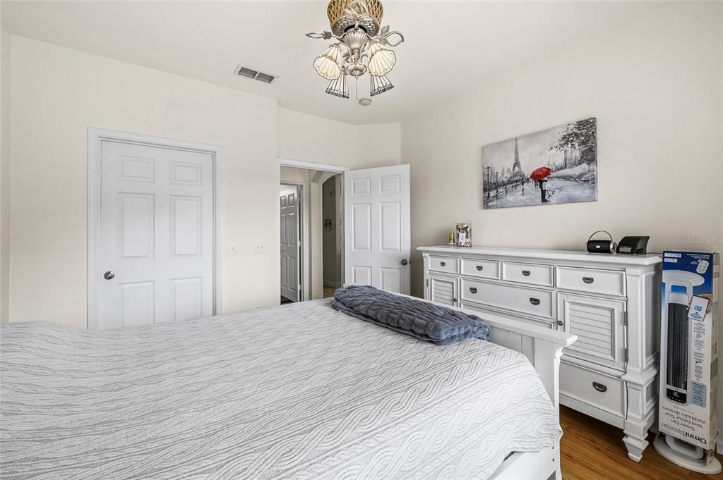 待售: $180,000 (1 贝兹, 1 浴室, 660 平方英尺)