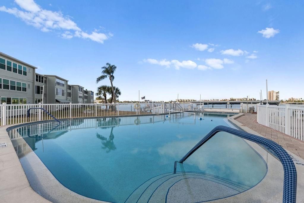 For Sale: $219,000 (1 beds, 1 baths, 830 Square Feet)