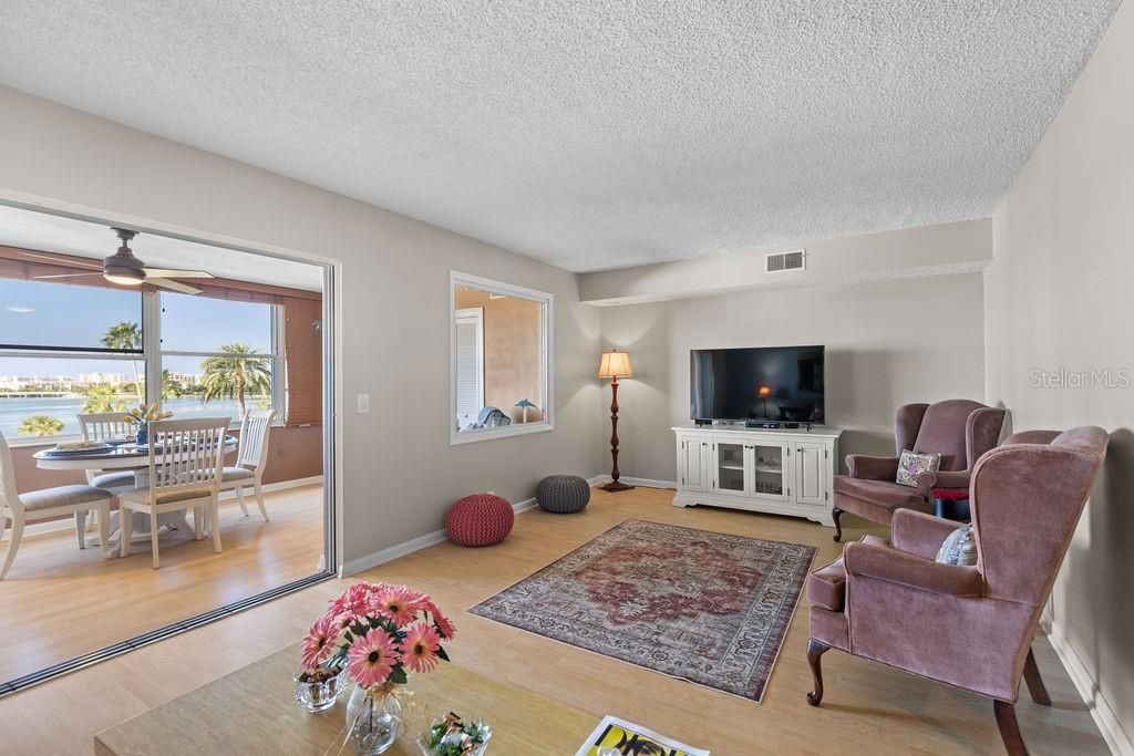 For Sale: $219,000 (1 beds, 1 baths, 830 Square Feet)