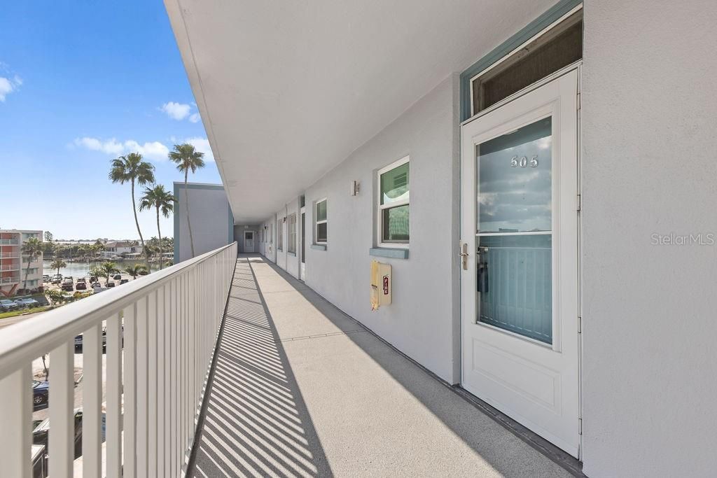 For Sale: $219,000 (1 beds, 1 baths, 830 Square Feet)