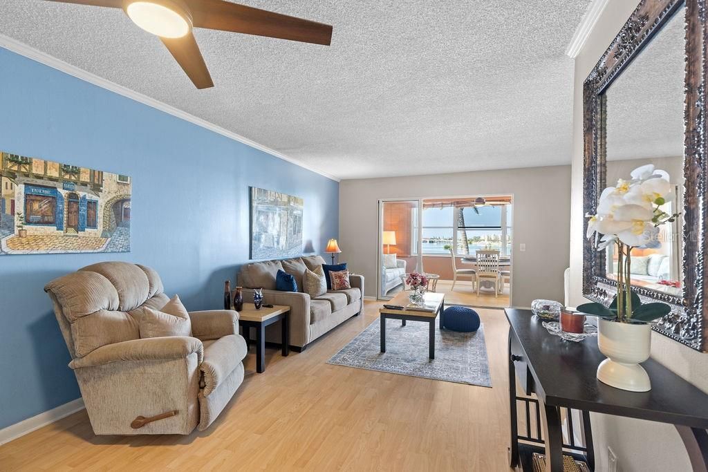 For Sale: $219,000 (1 beds, 1 baths, 830 Square Feet)