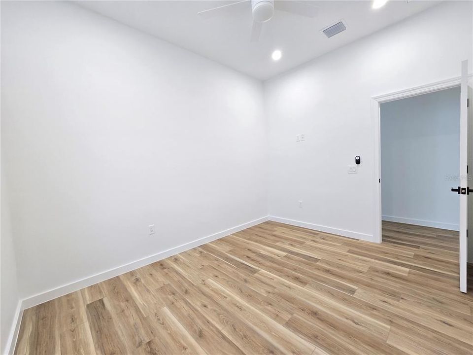 合同活跃: $545,000 (3 贝兹, 2 浴室, 2053 平方英尺)