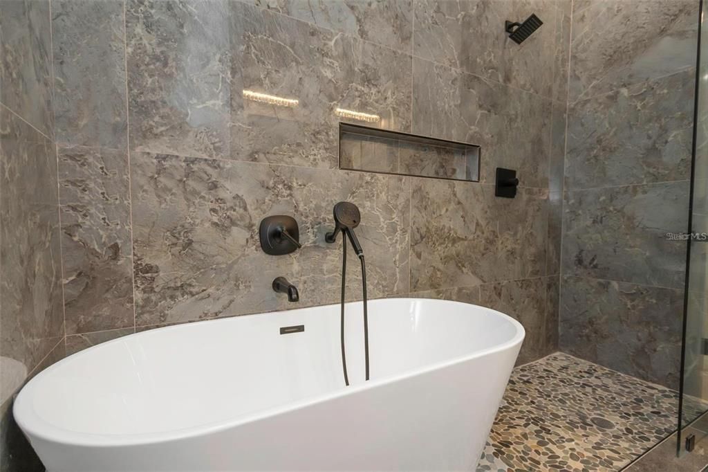 合同活跃: $545,000 (3 贝兹, 2 浴室, 2053 平方英尺)