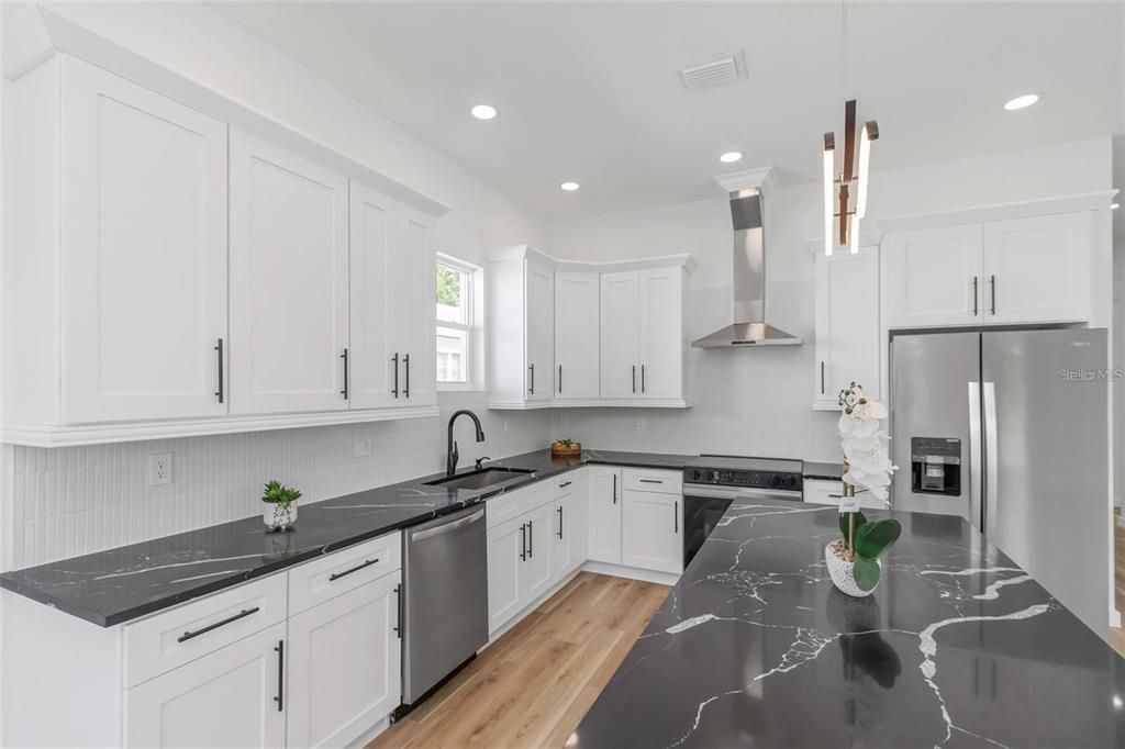 合同活跃: $545,000 (3 贝兹, 2 浴室, 2053 平方英尺)