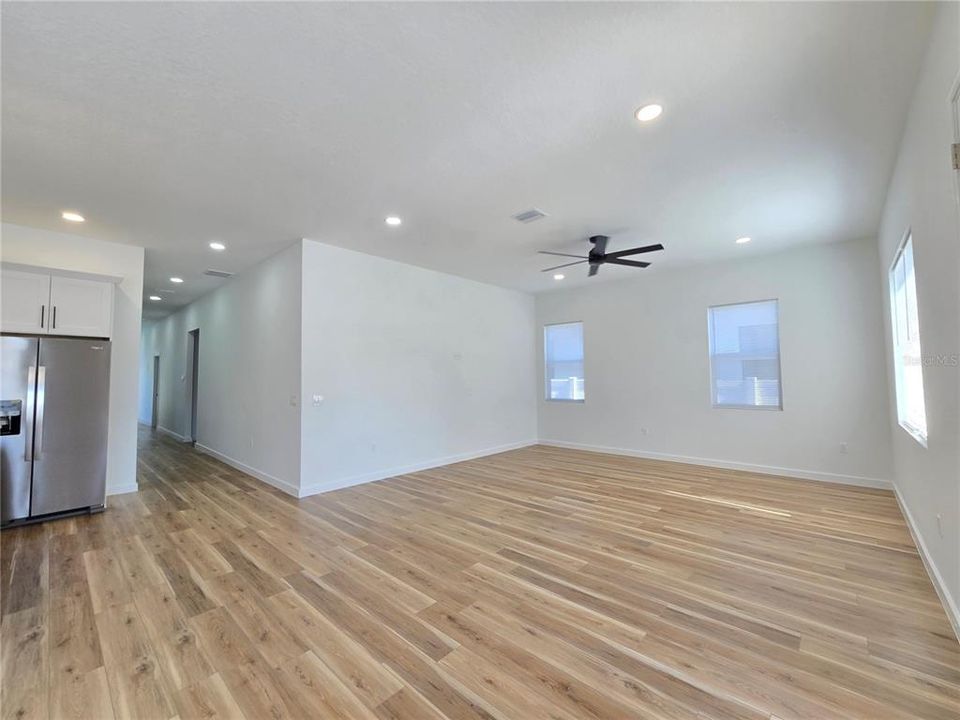 合同活跃: $545,000 (3 贝兹, 2 浴室, 2053 平方英尺)