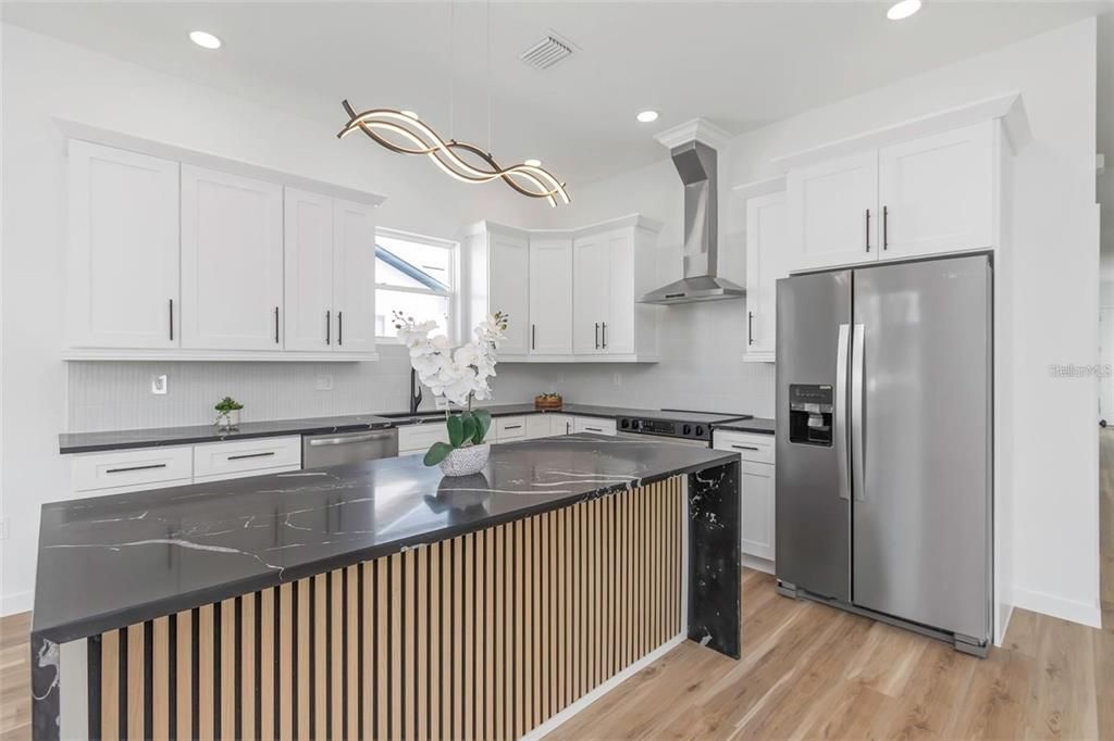 合同活跃: $545,000 (3 贝兹, 2 浴室, 2053 平方英尺)