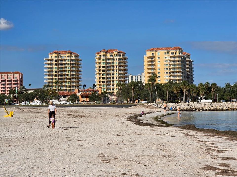 合同活跃: $545,000 (3 贝兹, 2 浴室, 2053 平方英尺)