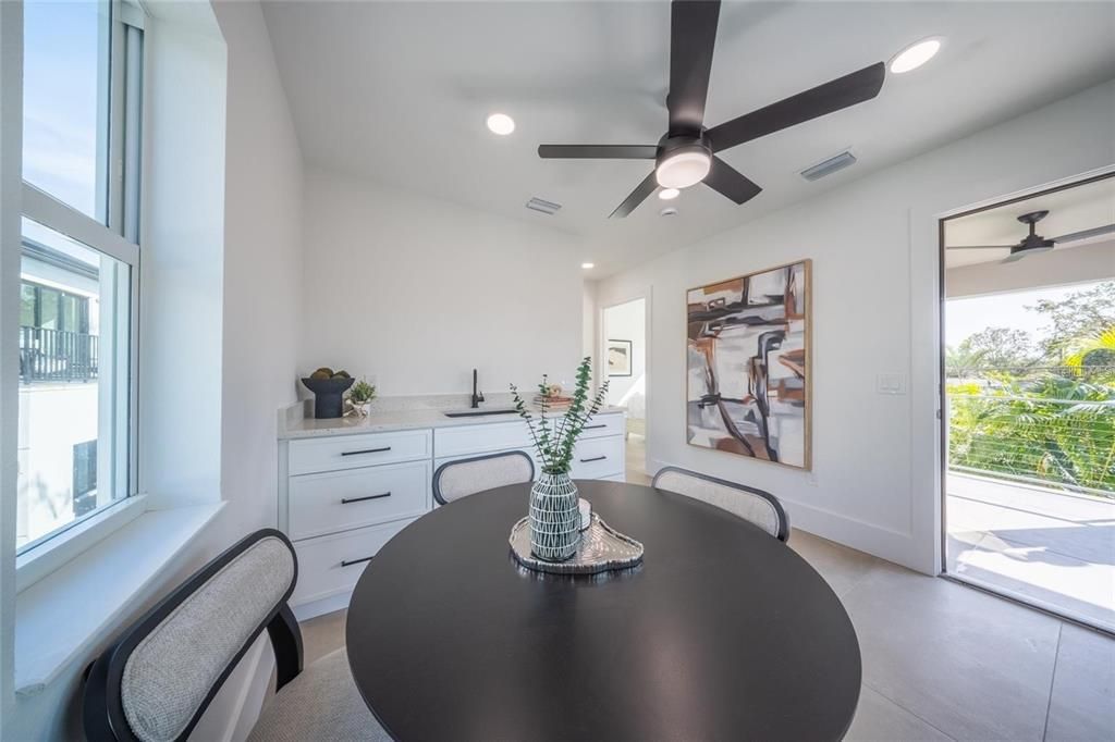 На продажу: $1,775,000 (6 спален, 4 ванн, 2743 Квадратных фут)