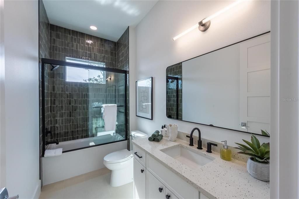 На продажу: $1,775,000 (6 спален, 4 ванн, 2743 Квадратных фут)