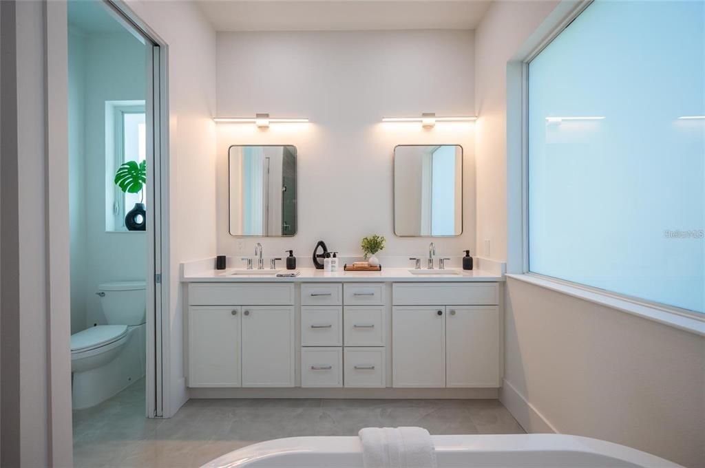 На продажу: $1,775,000 (6 спален, 4 ванн, 2743 Квадратных фут)