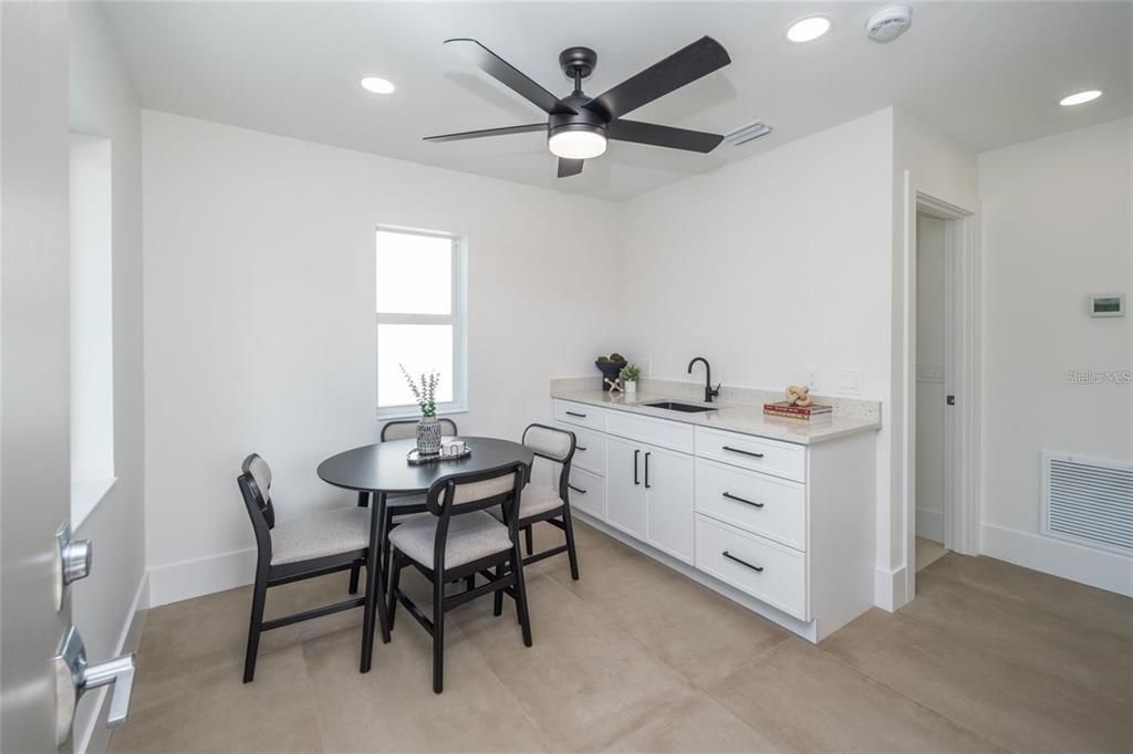 На продажу: $1,775,000 (6 спален, 4 ванн, 2743 Квадратных фут)