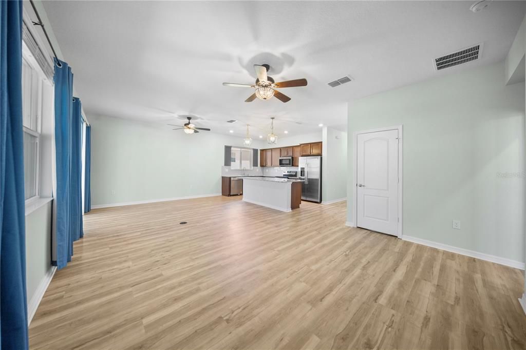 For Sale: $350,000 (4 beds, 2 baths, 1707 Square Feet)