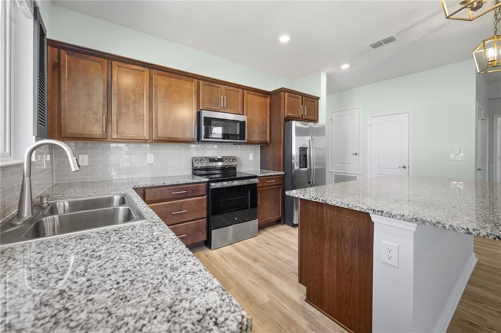 For Sale: $350,000 (4 beds, 2 baths, 1707 Square Feet)