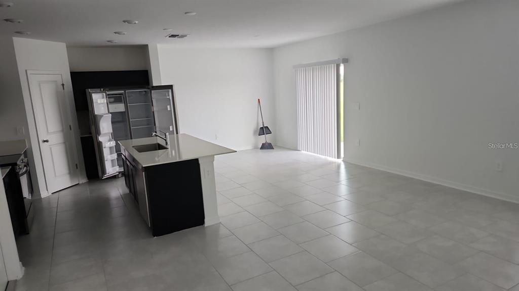 В аренду: $1,990 (4 спален, 2 ванн, 1933 Квадратных фут)