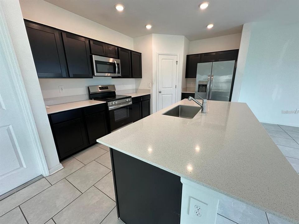 В аренду: $1,990 (4 спален, 2 ванн, 1933 Квадратных фут)