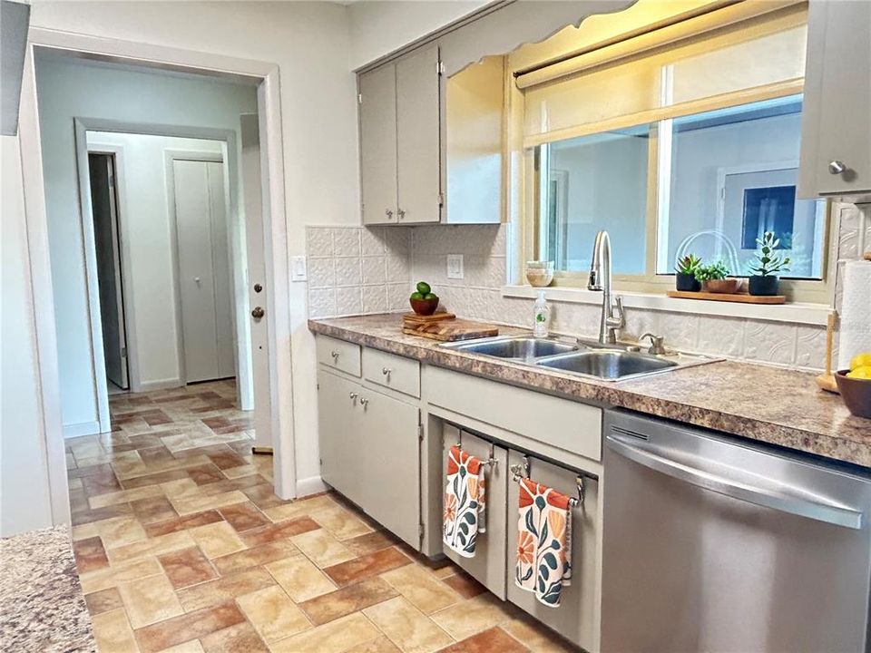 Active With Contract: $252,500 (2 beds, 2 baths, 1731 Square Feet)