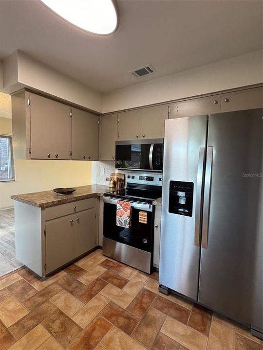 Active With Contract: $252,500 (2 beds, 2 baths, 1731 Square Feet)