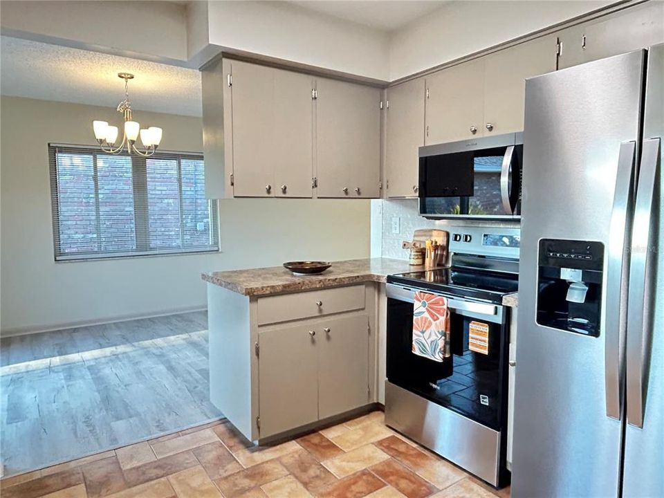 Active With Contract: $252,500 (2 beds, 2 baths, 1731 Square Feet)