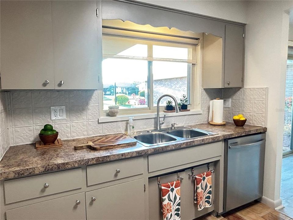 Active With Contract: $252,500 (2 beds, 2 baths, 1731 Square Feet)