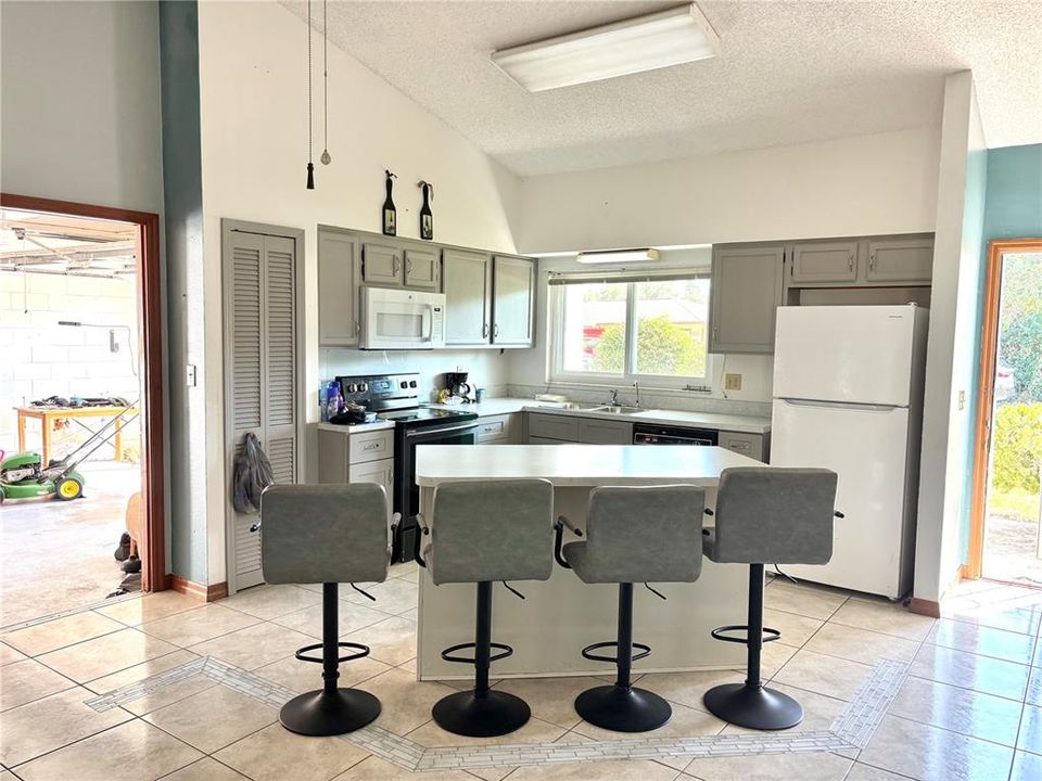 For Sale: $330,000 (3 beds, 3 baths, 1508 Square Feet)