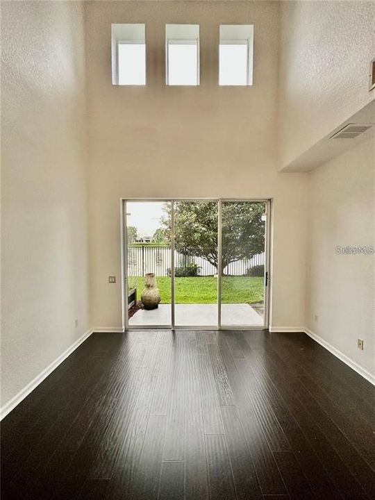 合同活跃: $349,900 (3 贝兹, 3 浴室, 1824 平方英尺)