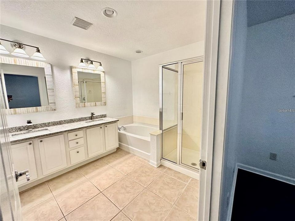 合同活跃: $349,900 (3 贝兹, 3 浴室, 1824 平方英尺)