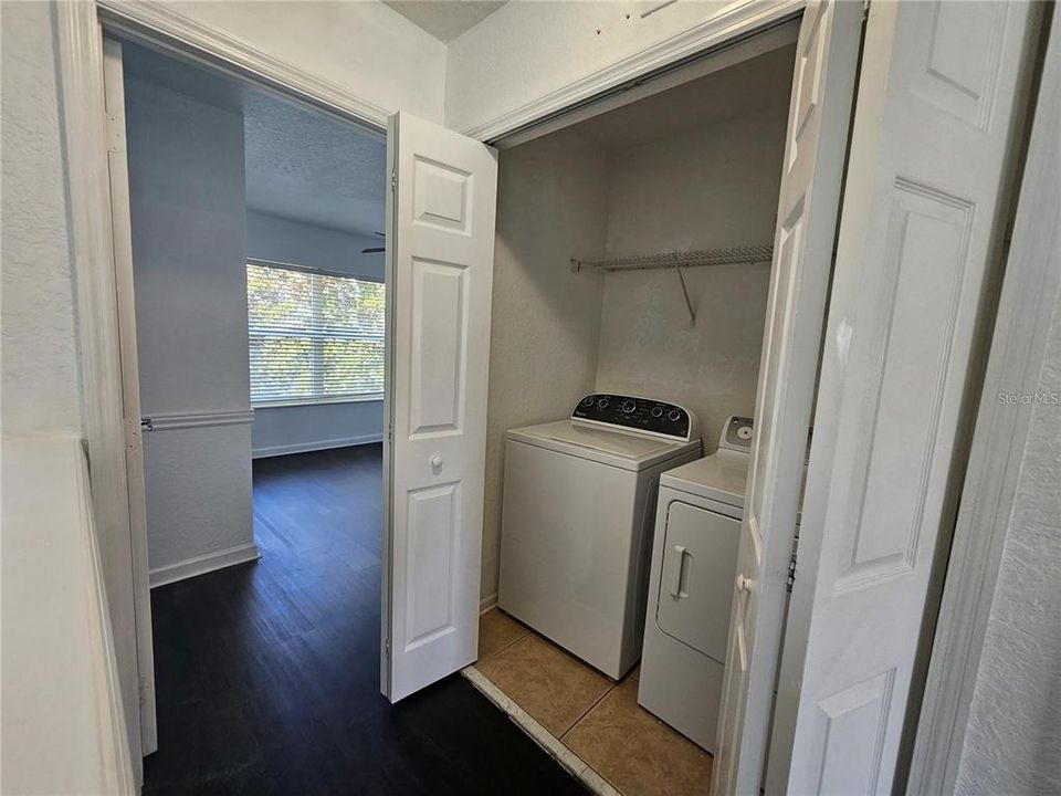 合同活跃: $349,900 (3 贝兹, 3 浴室, 1824 平方英尺)