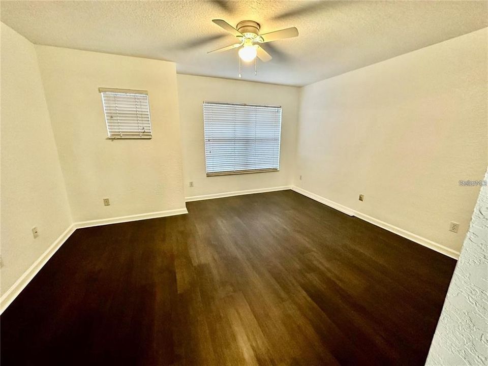 合同活跃: $349,900 (3 贝兹, 3 浴室, 1824 平方英尺)