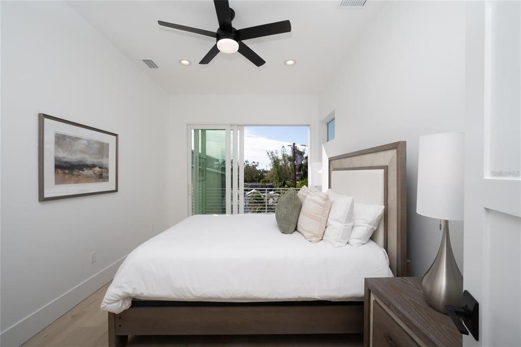 На продажу: $1,775,000 (6 спален, 4 ванн, 2743 Квадратных фут)