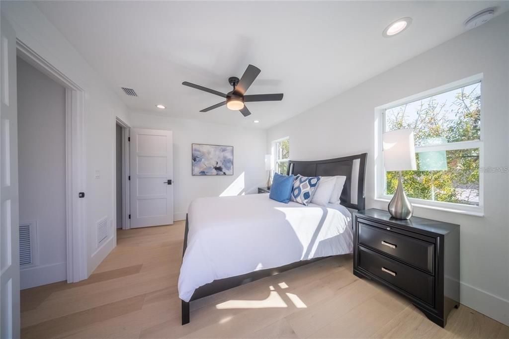 На продажу: $1,775,000 (6 спален, 4 ванн, 2743 Квадратных фут)