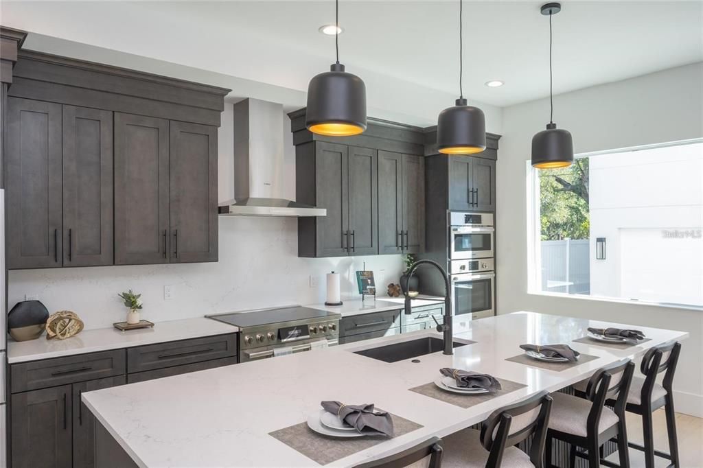 На продажу: $1,775,000 (6 спален, 4 ванн, 2743 Квадратных фут)