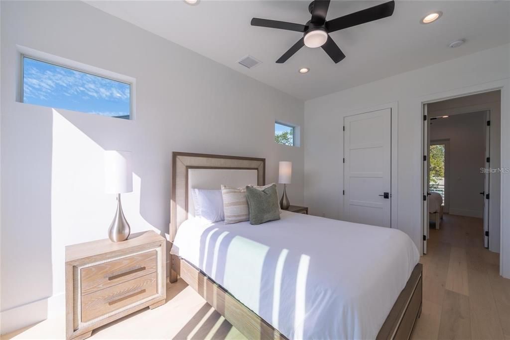 На продажу: $1,775,000 (6 спален, 4 ванн, 2743 Квадратных фут)