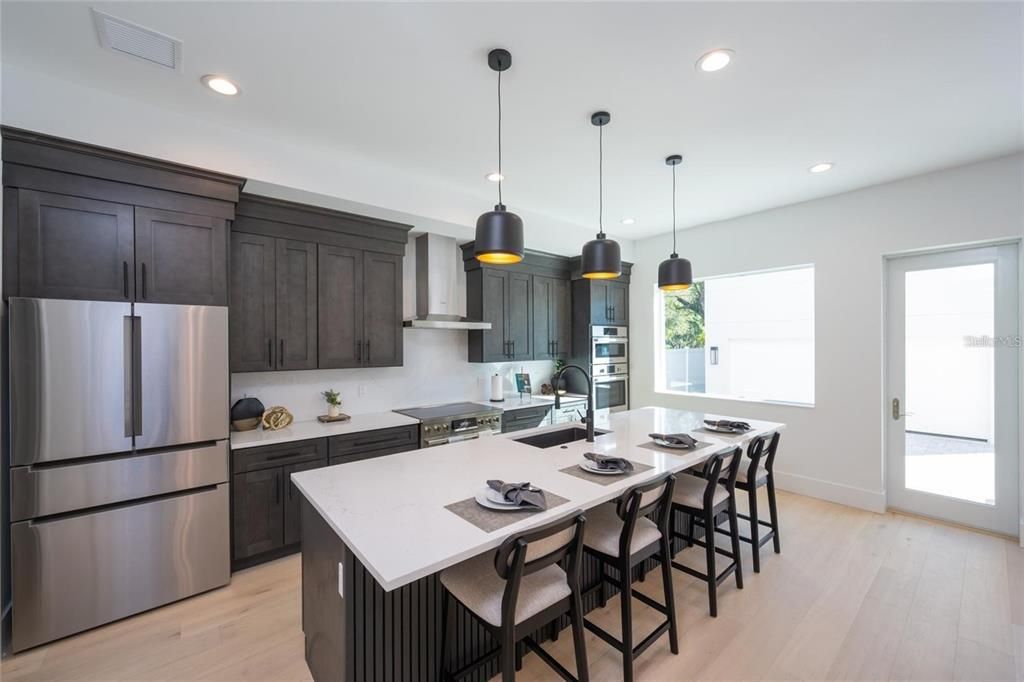 На продажу: $1,775,000 (6 спален, 4 ванн, 2743 Квадратных фут)