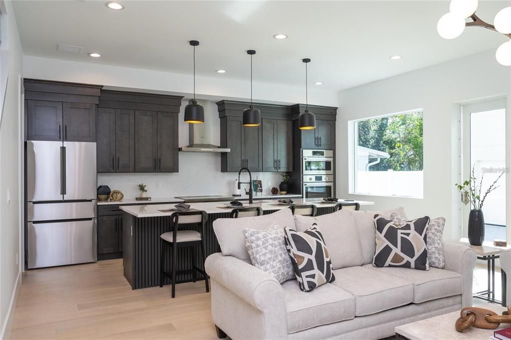 На продажу: $1,775,000 (6 спален, 4 ванн, 2743 Квадратных фут)