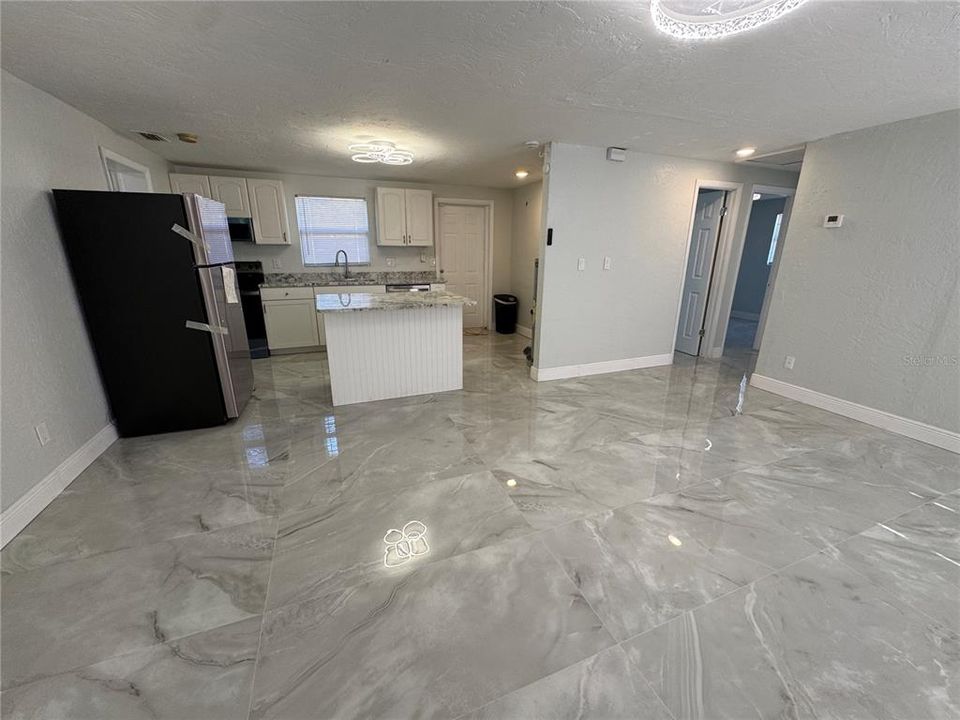 出租: $2,200 (3 贝兹, 2 浴室, 1005 平方英尺)