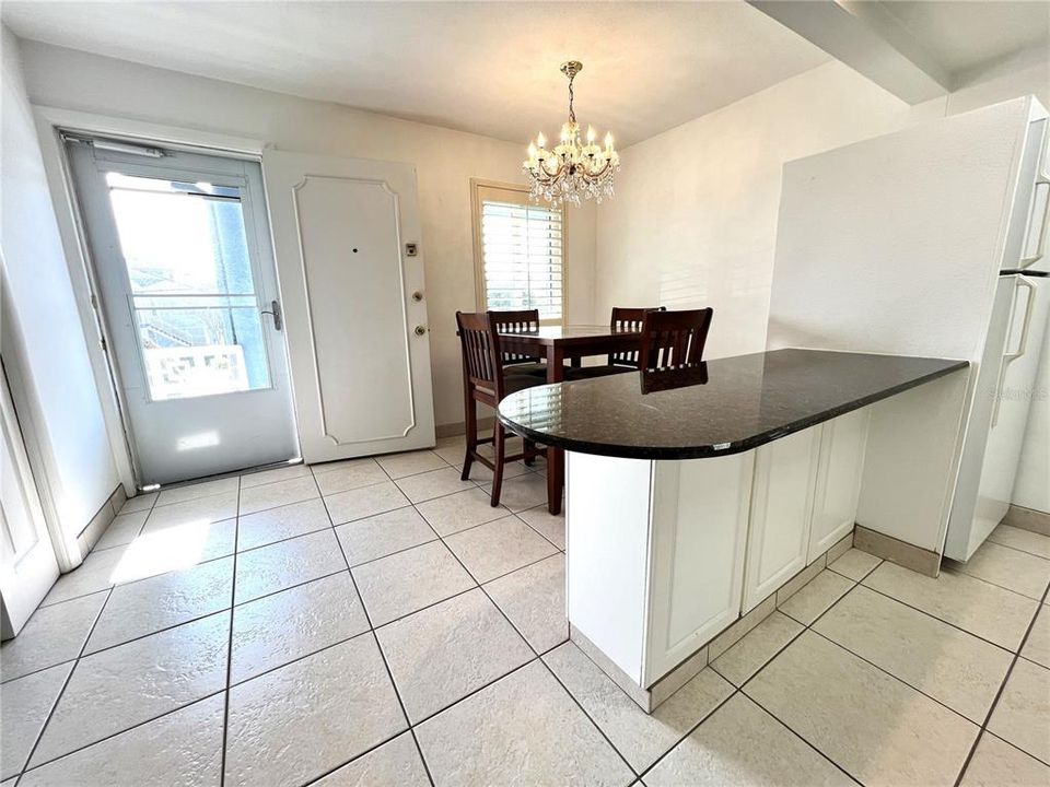 出租: $1,800 (2 贝兹, 1 浴室, 780 平方英尺)