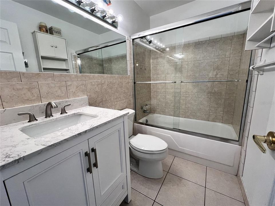 出租: $1,800 (2 贝兹, 1 浴室, 780 平方英尺)