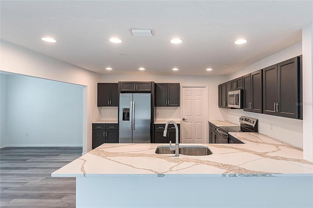 合同活跃: $2,200 (2 贝兹, 2 浴室, 1382 平方英尺)