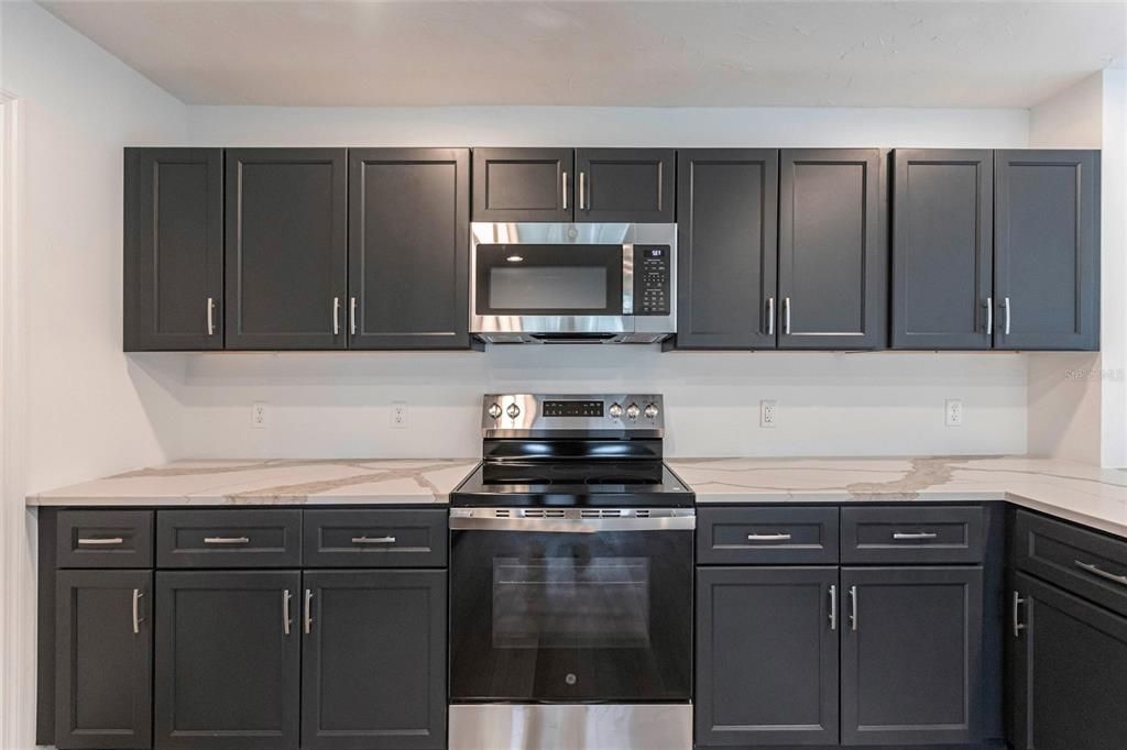 合同活跃: $2,200 (2 贝兹, 2 浴室, 1382 平方英尺)