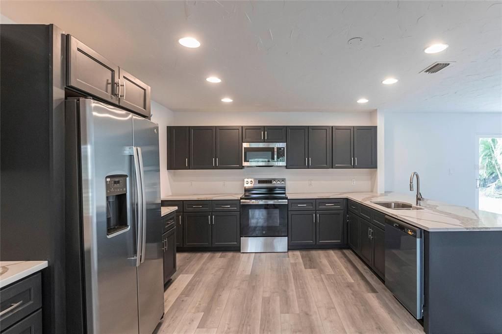 合同活跃: $2,200 (2 贝兹, 2 浴室, 1382 平方英尺)