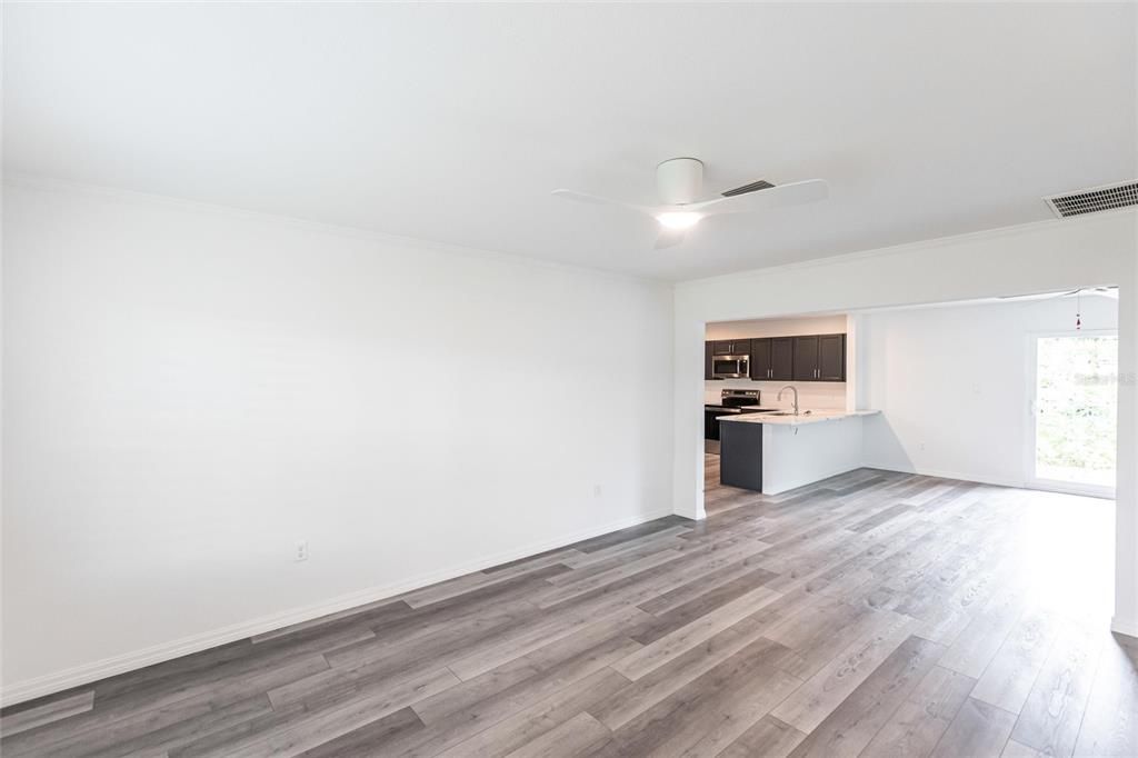 合同活跃: $2,200 (2 贝兹, 2 浴室, 1382 平方英尺)