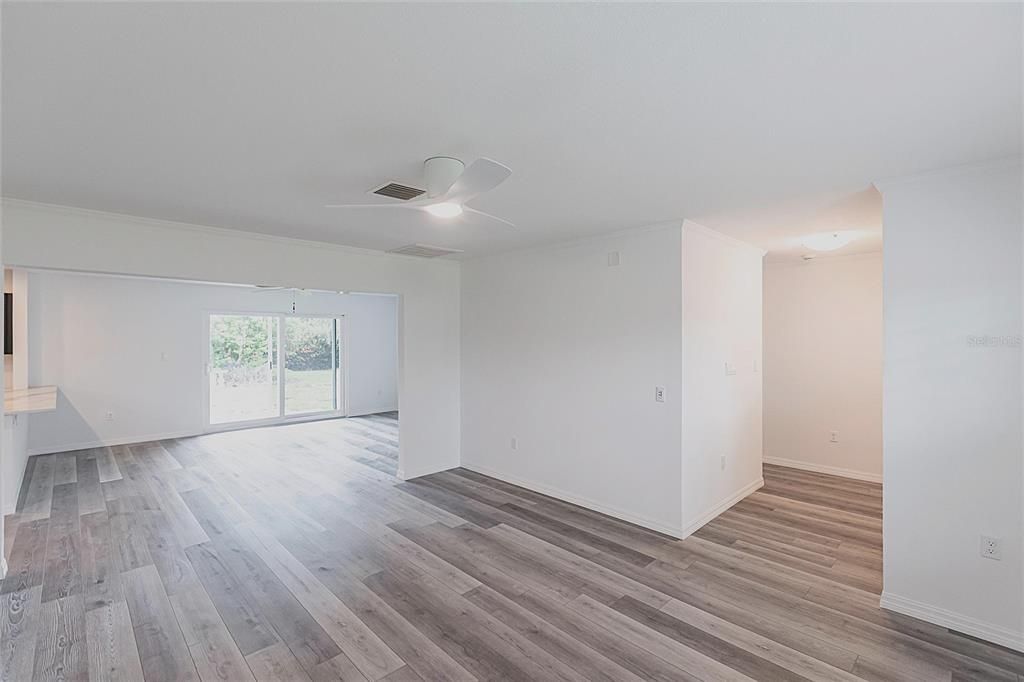 合同活跃: $2,200 (2 贝兹, 2 浴室, 1382 平方英尺)