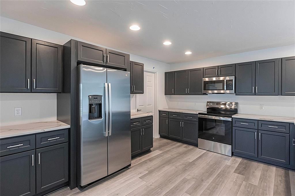 合同活跃: $2,200 (2 贝兹, 2 浴室, 1382 平方英尺)