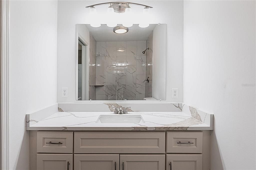 合同活跃: $2,200 (2 贝兹, 2 浴室, 1382 平方英尺)