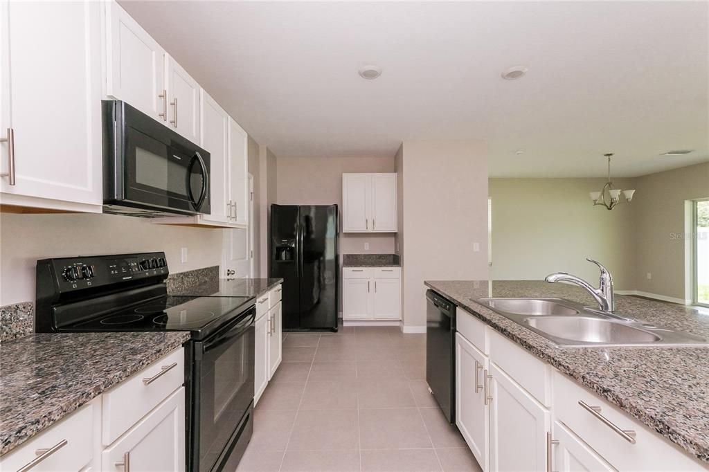 出租: $2,745 (4 贝兹, 2 浴室, 2328 平方英尺)