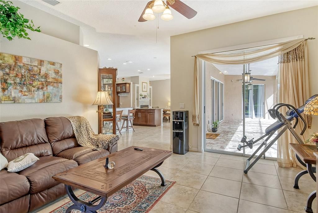 En Venta: $649,900 (4 camas, 3 baños, 2634 Pies cuadrados)