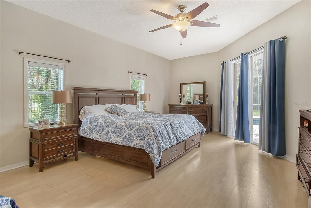 En Venta: $649,900 (4 camas, 3 baños, 2634 Pies cuadrados)