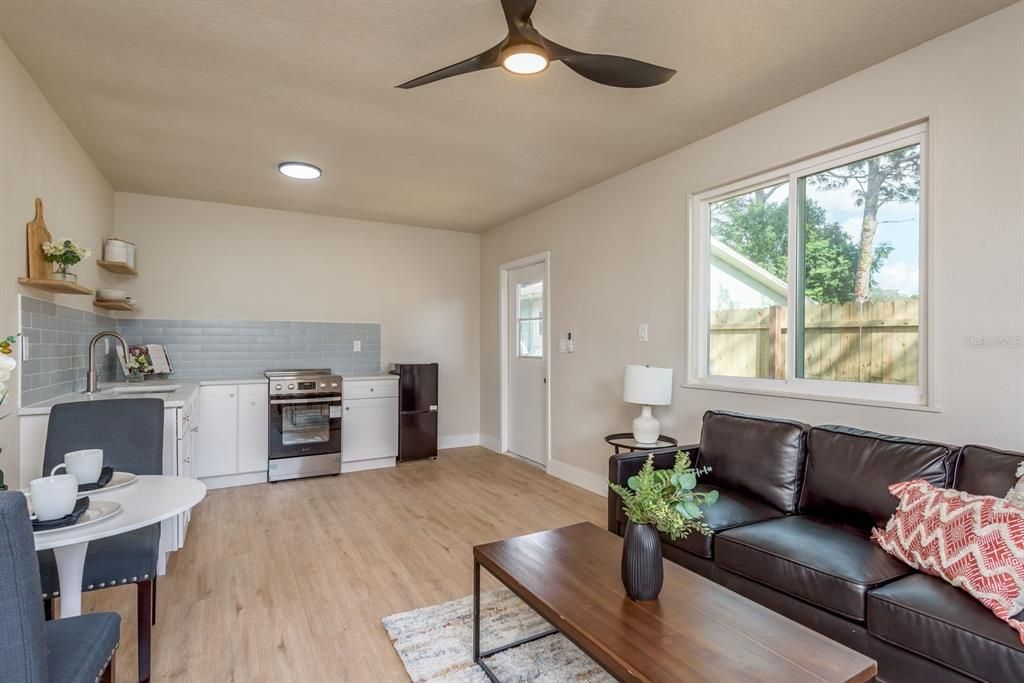 待售: $400,000 (4 贝兹, 2 浴室, 1961 平方英尺)