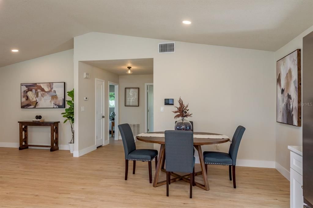 待售: $400,000 (4 贝兹, 2 浴室, 1961 平方英尺)