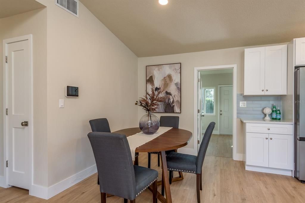 待售: $400,000 (4 贝兹, 2 浴室, 1961 平方英尺)